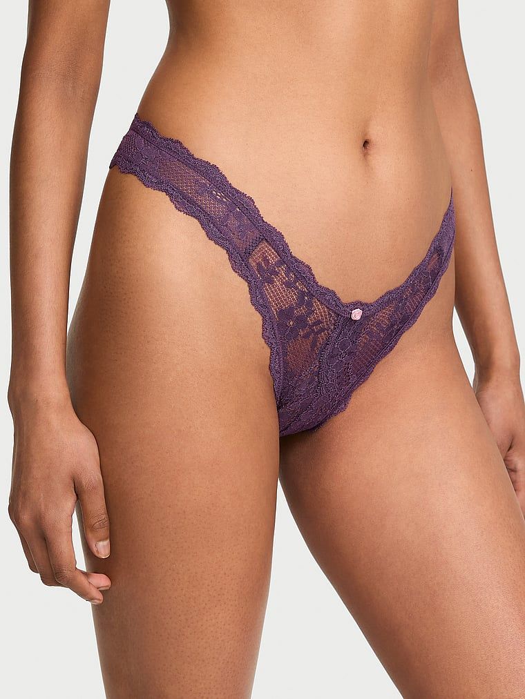 Chiloți brazilieni din dantelă fără zona inghinală. Produsul este de culoare mov și provine din colecția Dream Angels.