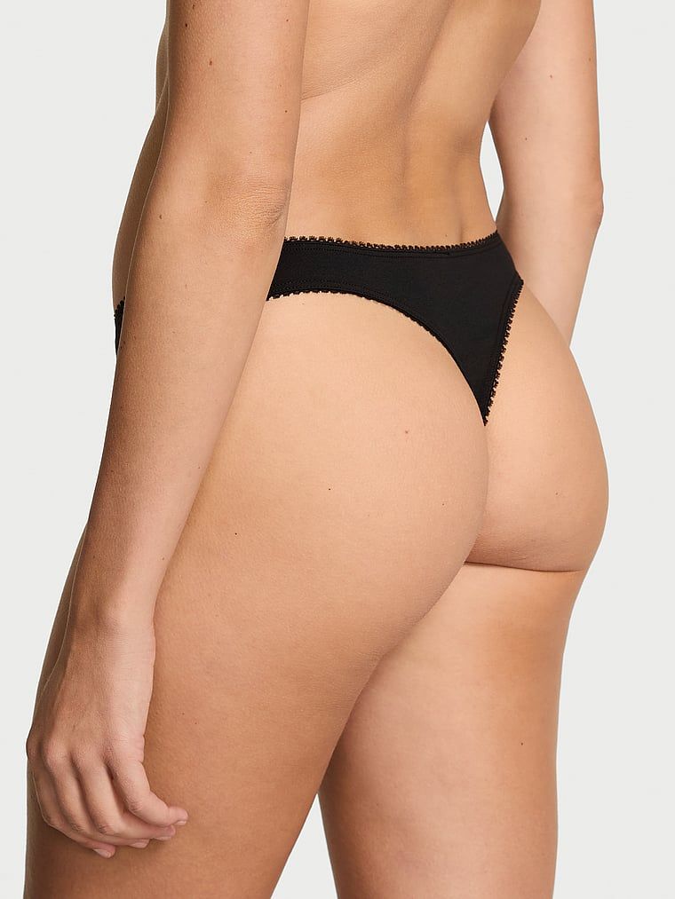 Tanga din bumbac cu paiete Sparkle. Produsul este negru și provine din colecția Victoria's Secret.