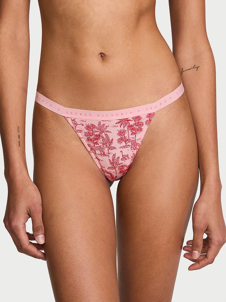 Tanga de bumbac elastic. Produsul este modelat și provine din colecția Victoria's Secret.