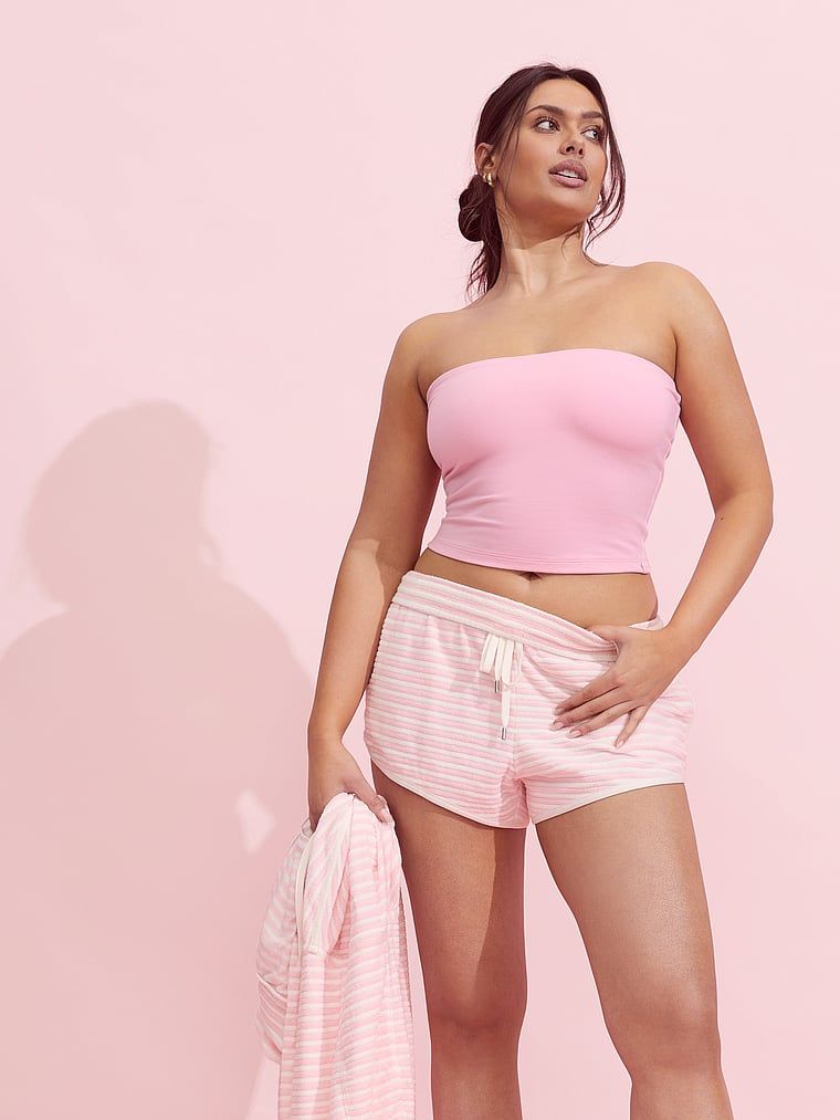 Pantaloni scurți micro Terry din bumbac. Produsul este modelat și provine din colecția Angel Essentials.