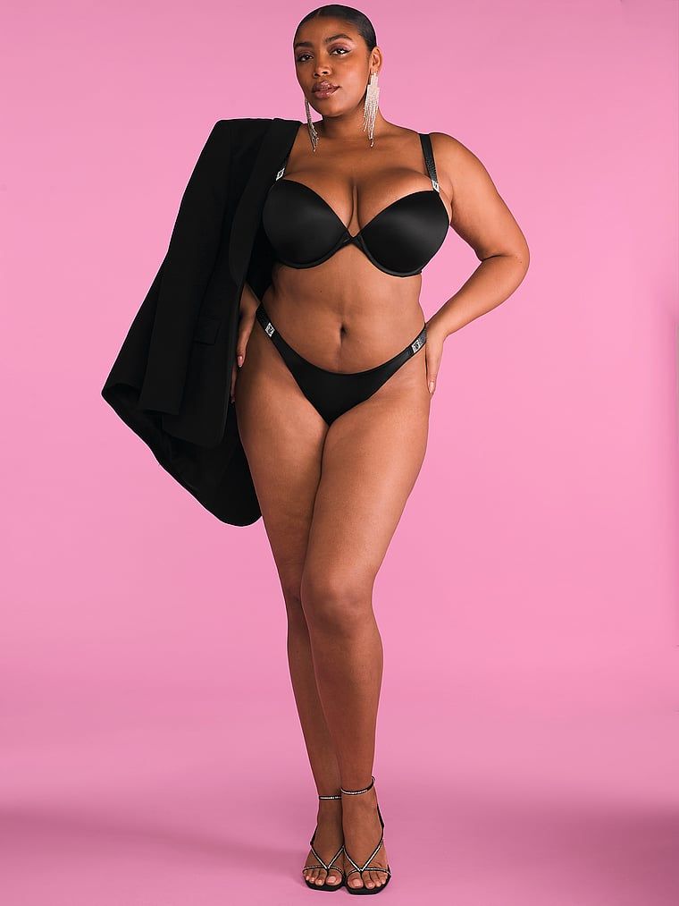 Tanga cu bretele strălucitoare Scattered Shine. Produsul este negru și provine din colecția Very Sexy.