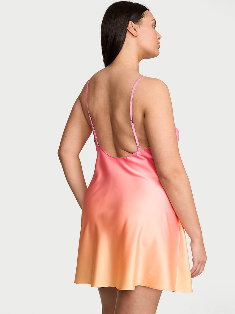 Cămașă de noapte din satin semnătură. Produsul este modelat și provine din colecția Victoria's Secret.