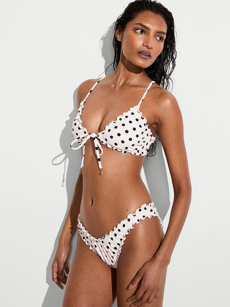 Tease Ruffle Brazilian de bikini. Produsul este modelat și provine din colecția Victoria's Secret Swim.