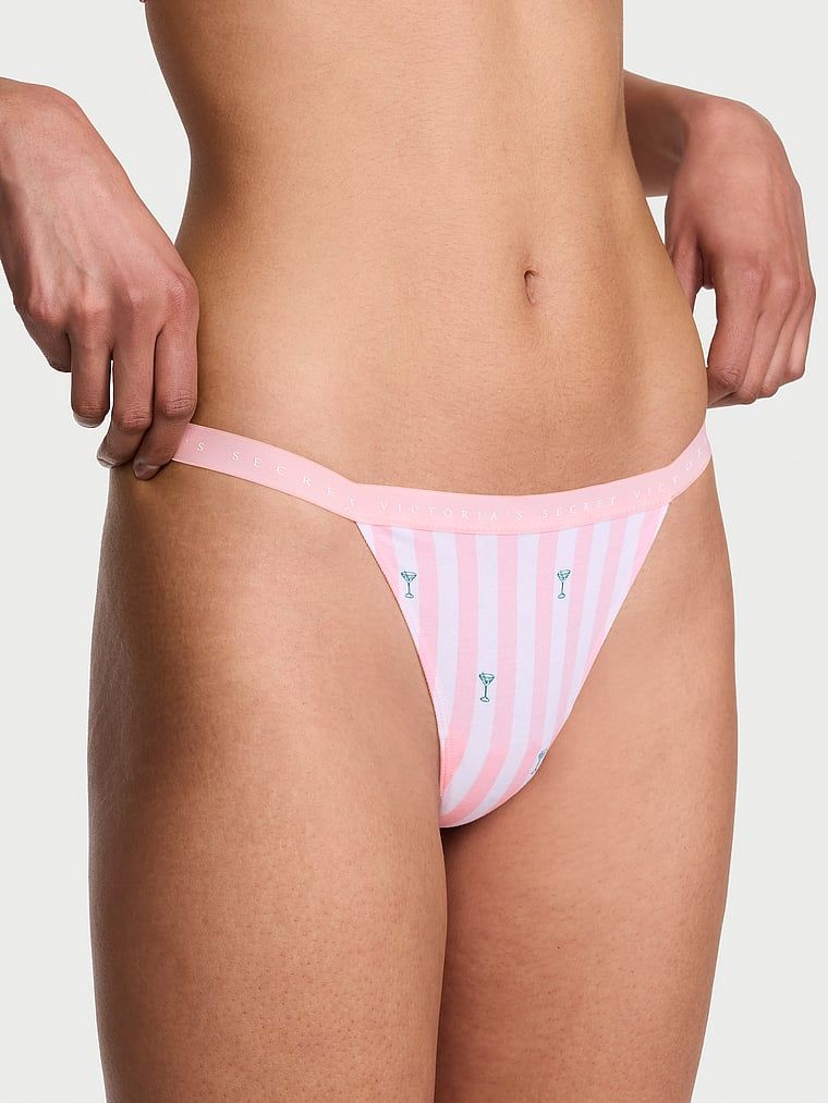 Tanga de bumbac elastic. Produsul este modelat și provine din colecția Victoria's Secret.