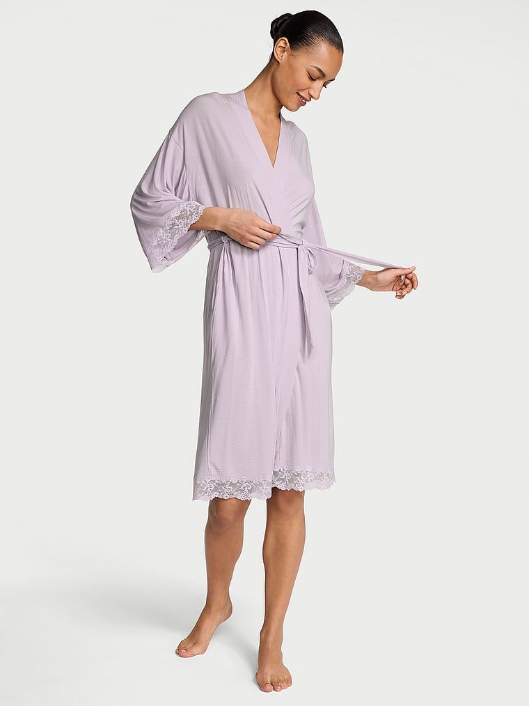 Halatul de baie făcut din SoSoft modal. Produsul este de culoare mov și provine din colecția Victoria's Secret.
