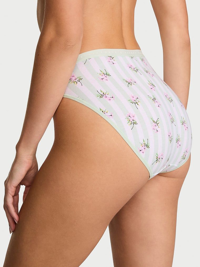 Chiloți din bumbac cu picioare înalte, pantaloni scurti cu picior înalt. Produsul este modelat și provine din colecția Victoria's Secret.
