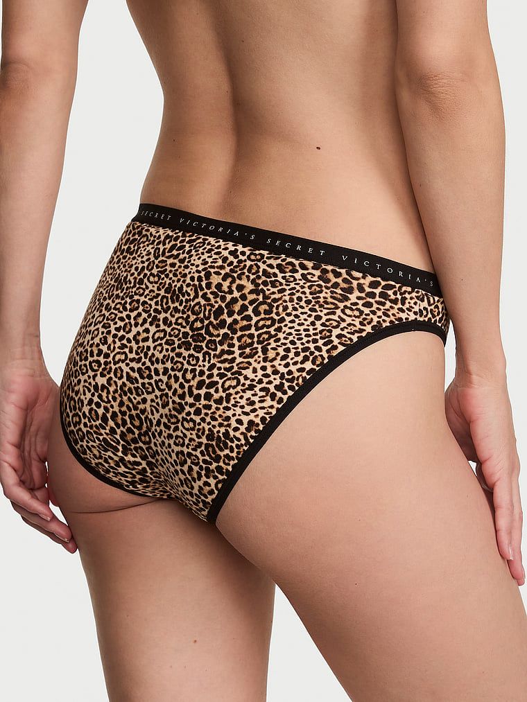 Chiloți de bumbac Bikini. Produsul este modelat și provine din colecția Victoria's Secret.