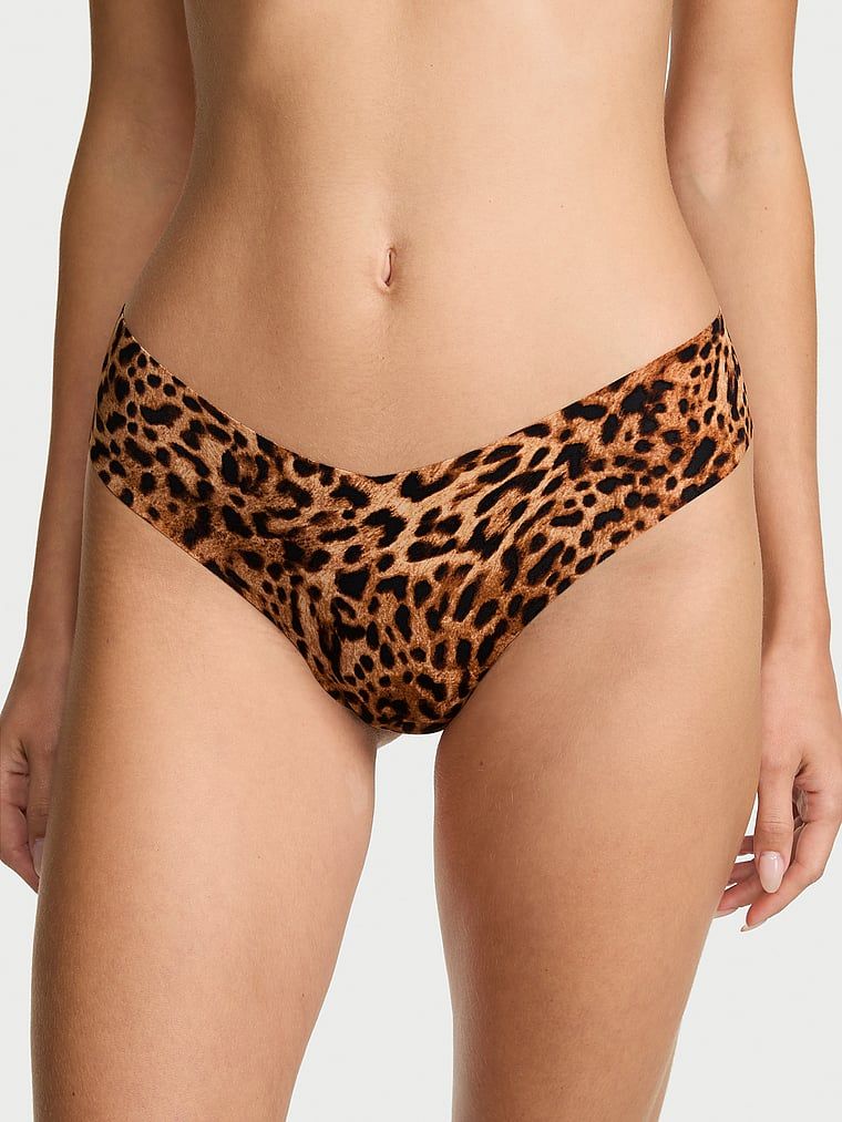Tanga fără cusură. Produsul este modelat și provine din colecția No-Show.