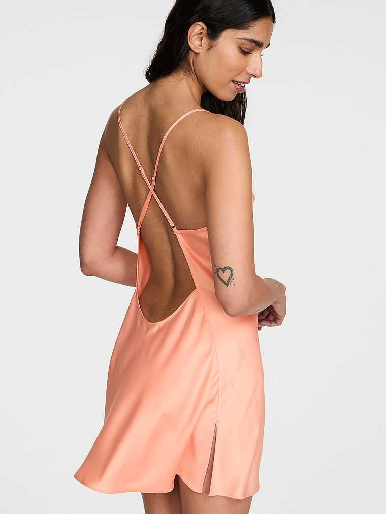 Cămașă de noapte din satin cu bretele subțiri care dezvăluie spatele Open-Back Slip. Produsul este modelat și provine din colecția Victoria's Secret.