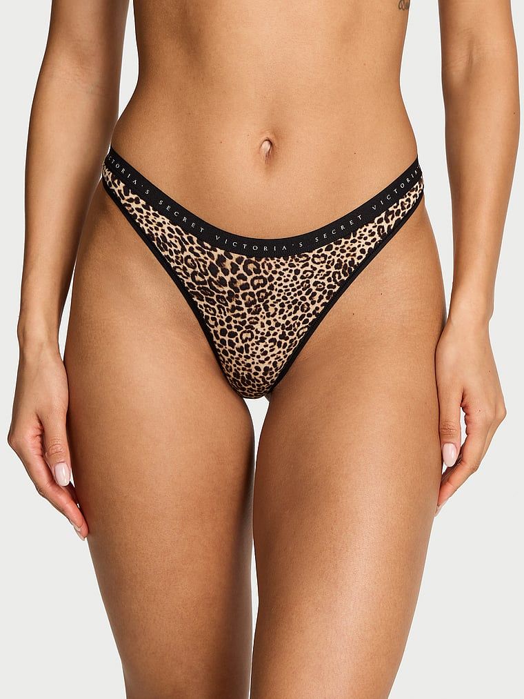 Tanga de bumbac cu picior înalt. Produsul este modelat și provine din colecția Victoria's Secret.
