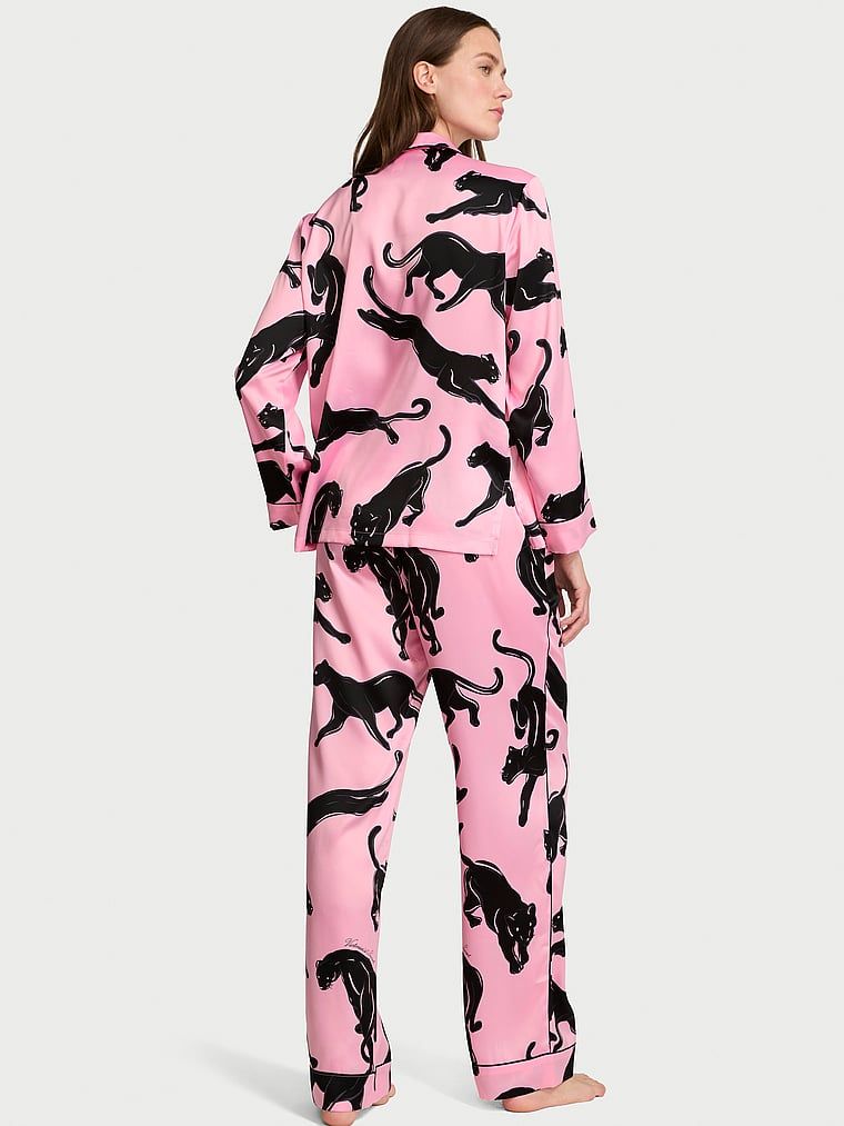 Pijamale din satin semnătură cu mâneci lungi. Produsul are o culoare cu model și provine din colecția Victoria's Secret.