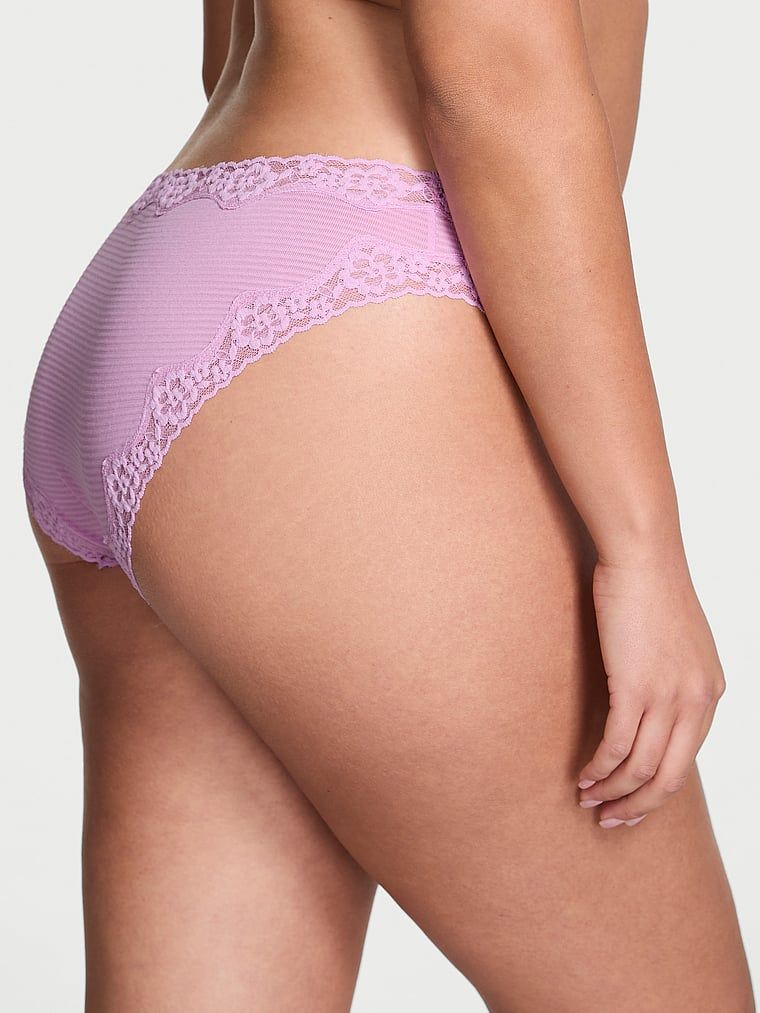 Chiloți de bumbac cu dungi cu dantelă pe marginile bikiniului. Produsul este de culoare violet și provine din colecția Lace Trim.