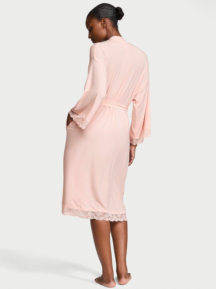 Halatul de baie făcut din SoSoft modal. Produsul este roz și provine din colecția Victoria's Secret.