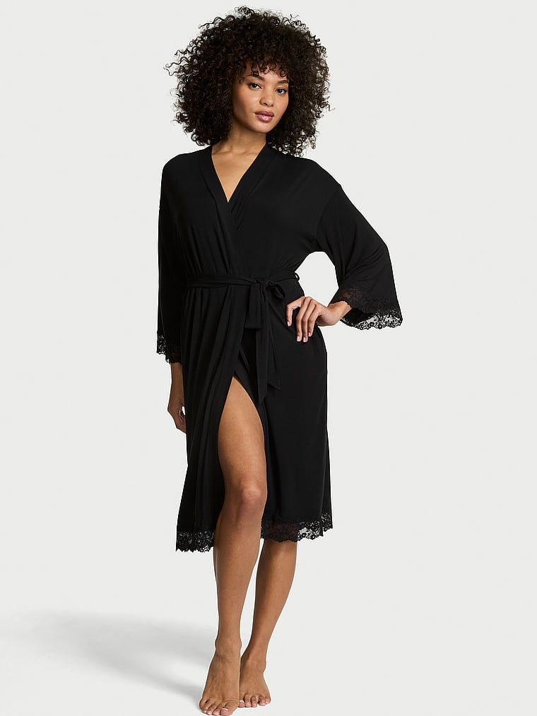Halatul de baie făcut din SoSoft modal. Produsul este negru și provine din colecția Victoria's Secret.