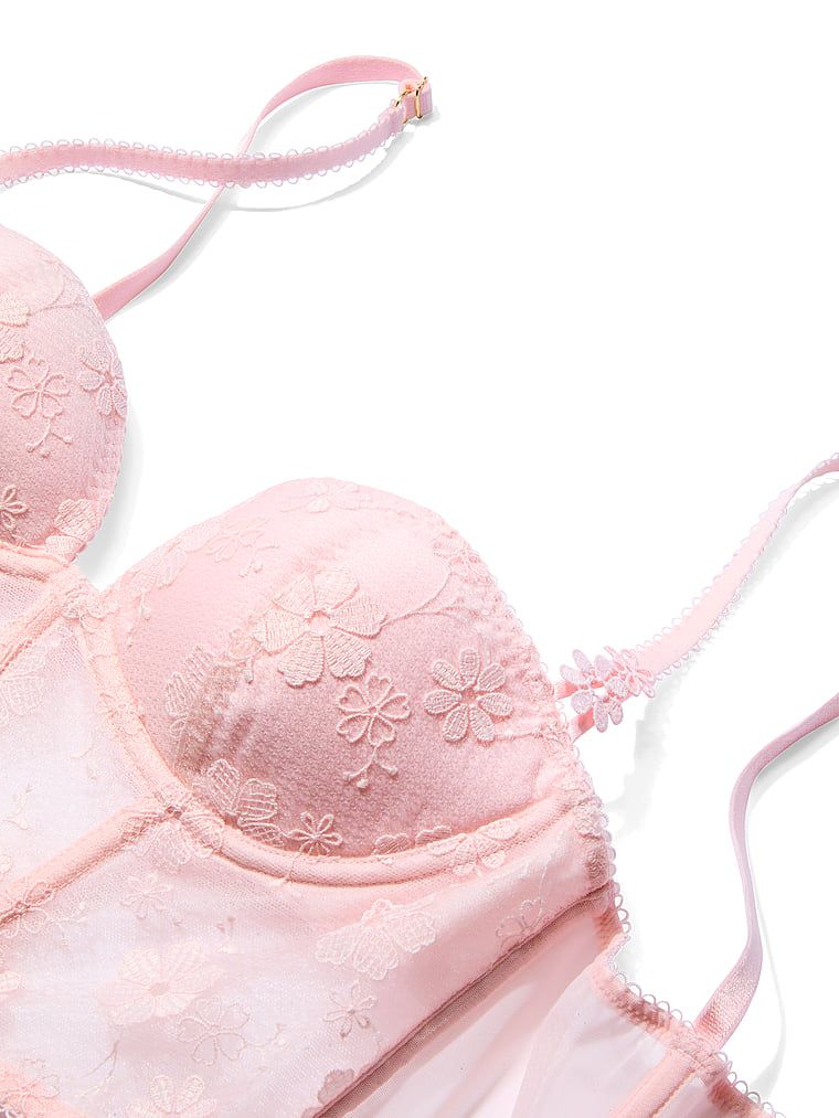 Corset brodat Blossom Broderie. Produsul este modelat și provine din colecția Dream Angels.