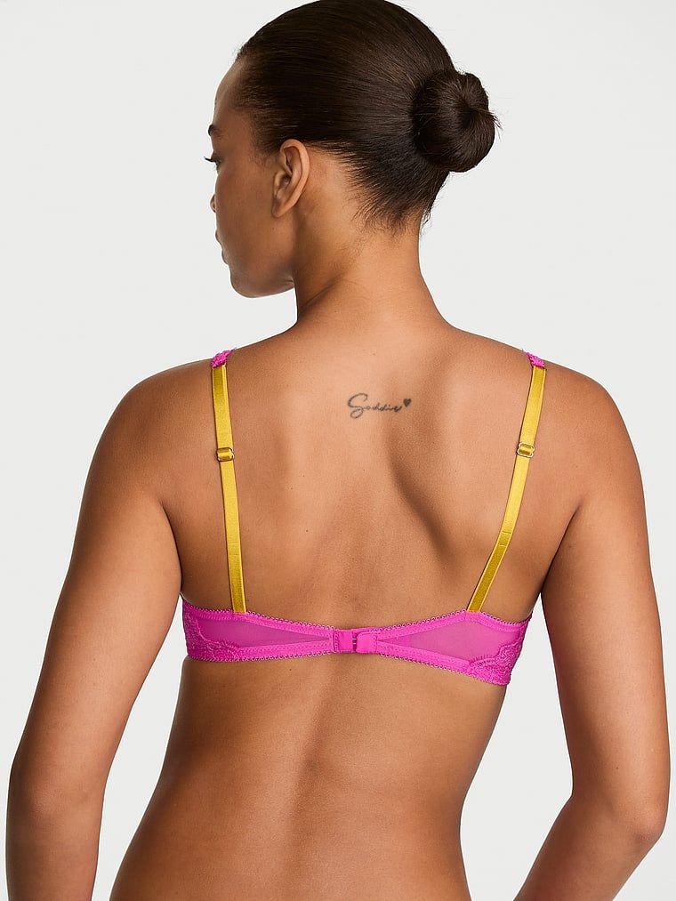 Bralette din dantelă fără sârmă. Provocă. Produsul este roz și provine din colecția Victoria's Secret.