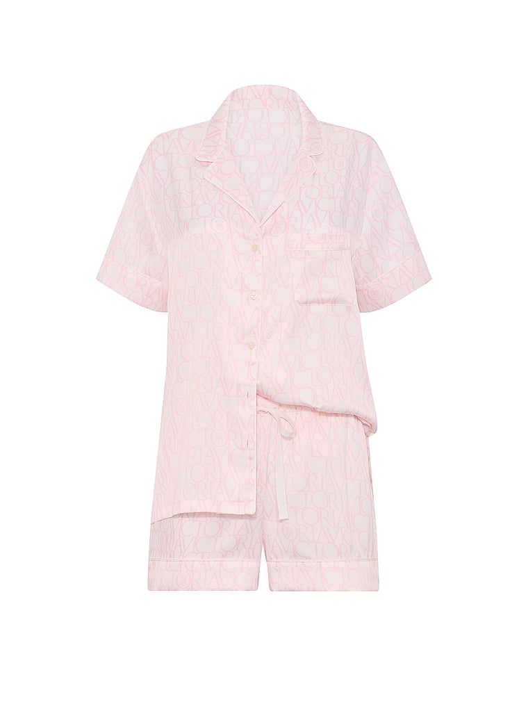 Pijamale de satin cu pantaloni scurți semnătură. Produsul este modelat și provine din colecția Victoria's Secret.
