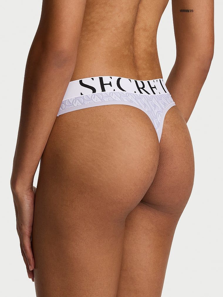 Tanga cu logo-ul Cool. Produsul este modelat și provine din colecția Bumbac.