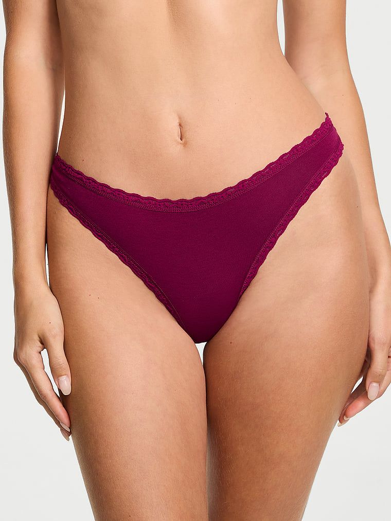 Tanga din bumbac cu dantelă pe marginile din dantelă. Produsul este roz și provine din colecția Body by Victoria.