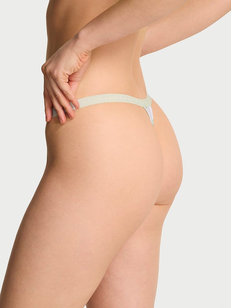 Tanga de bumbac elastic. Produsul este modelat și provine din colecția Victoria's Secret.