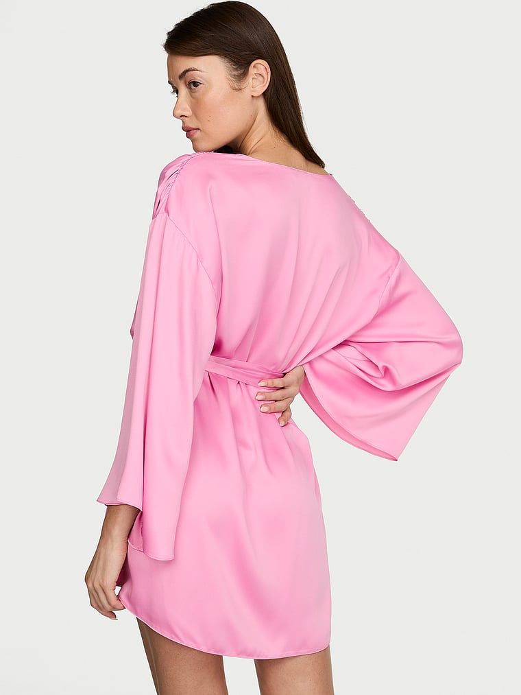 Halatul de satin scurt. Produsul este roz și provine din colecția Victoria's Secret.