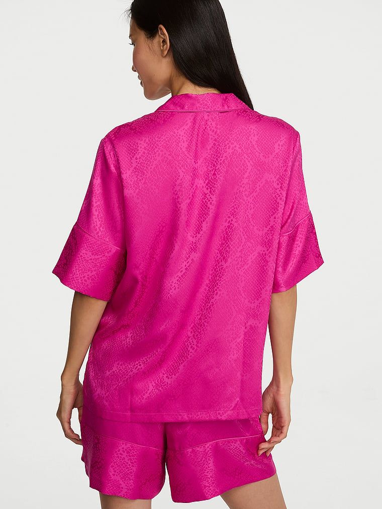 Pijamale din satin cu pantaloni scurți Signature. Produsul este roz și provine din colecția Victoria's Secret.