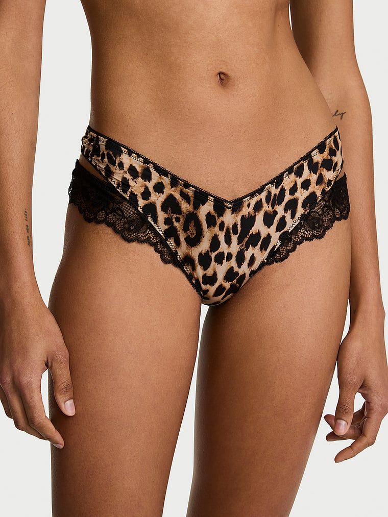 Tanga cu dantelă și decupaje pe laterale. Produsul este modelat și provine din colecția Very Sexy.