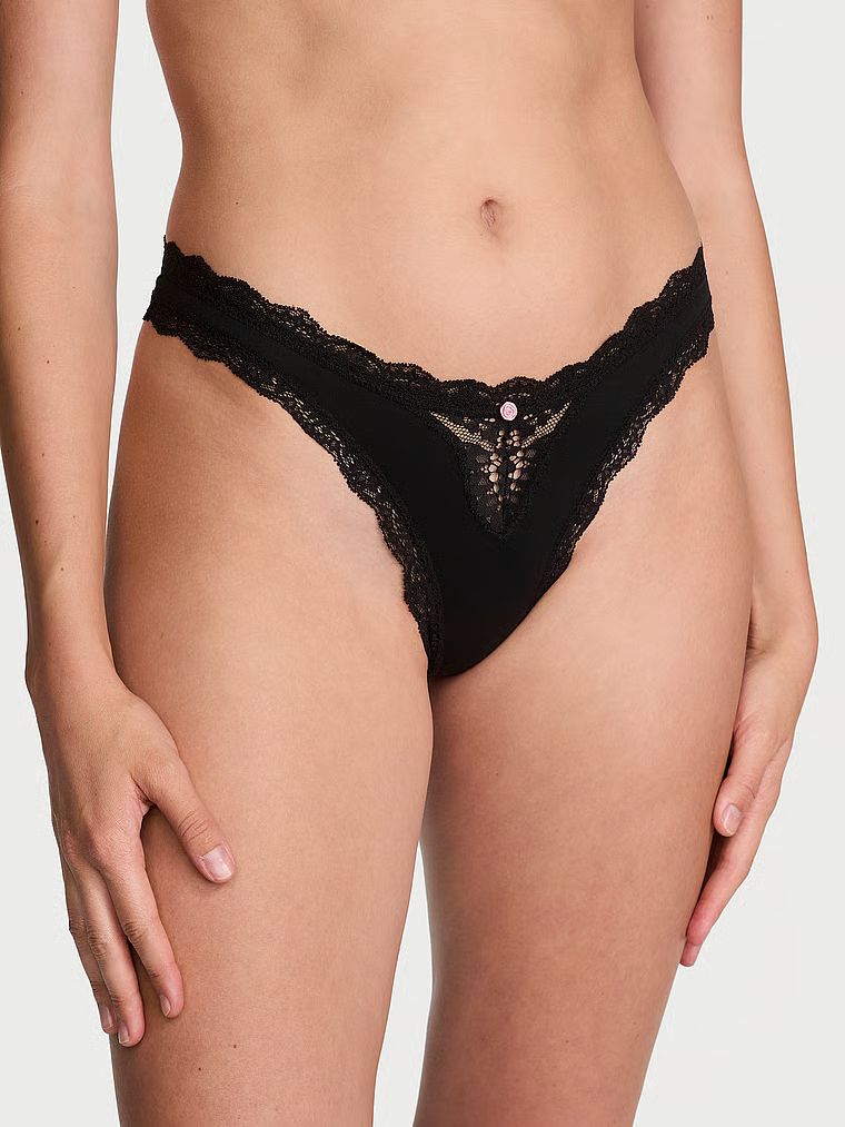 Tanga cu garnitură din dantelă. Produsul este negru și provine din colecția Dream Angels.