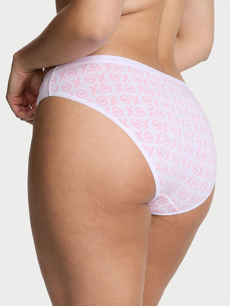 Chiloți de bumbac Bikini. Produsul este modelat și provine din colecția Victoria's Secret.