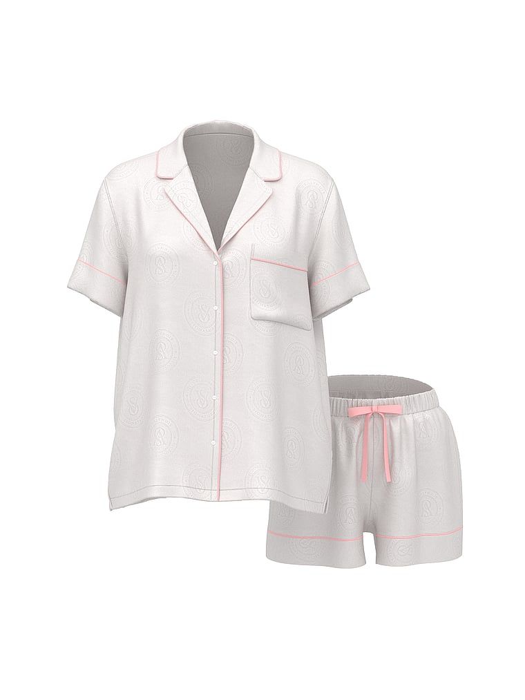 Pijamale de satin cu pantaloni scurți semnătură. Produsul este alb și provine din colecția Victoria's Secret.