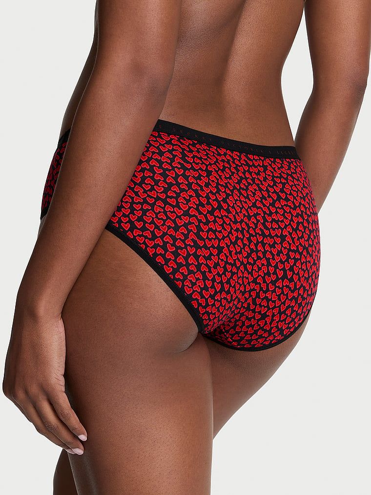 Chiloți din bumbac cu hiphugger. Produsul este modelat și provine din colecția Victoria's Secret.