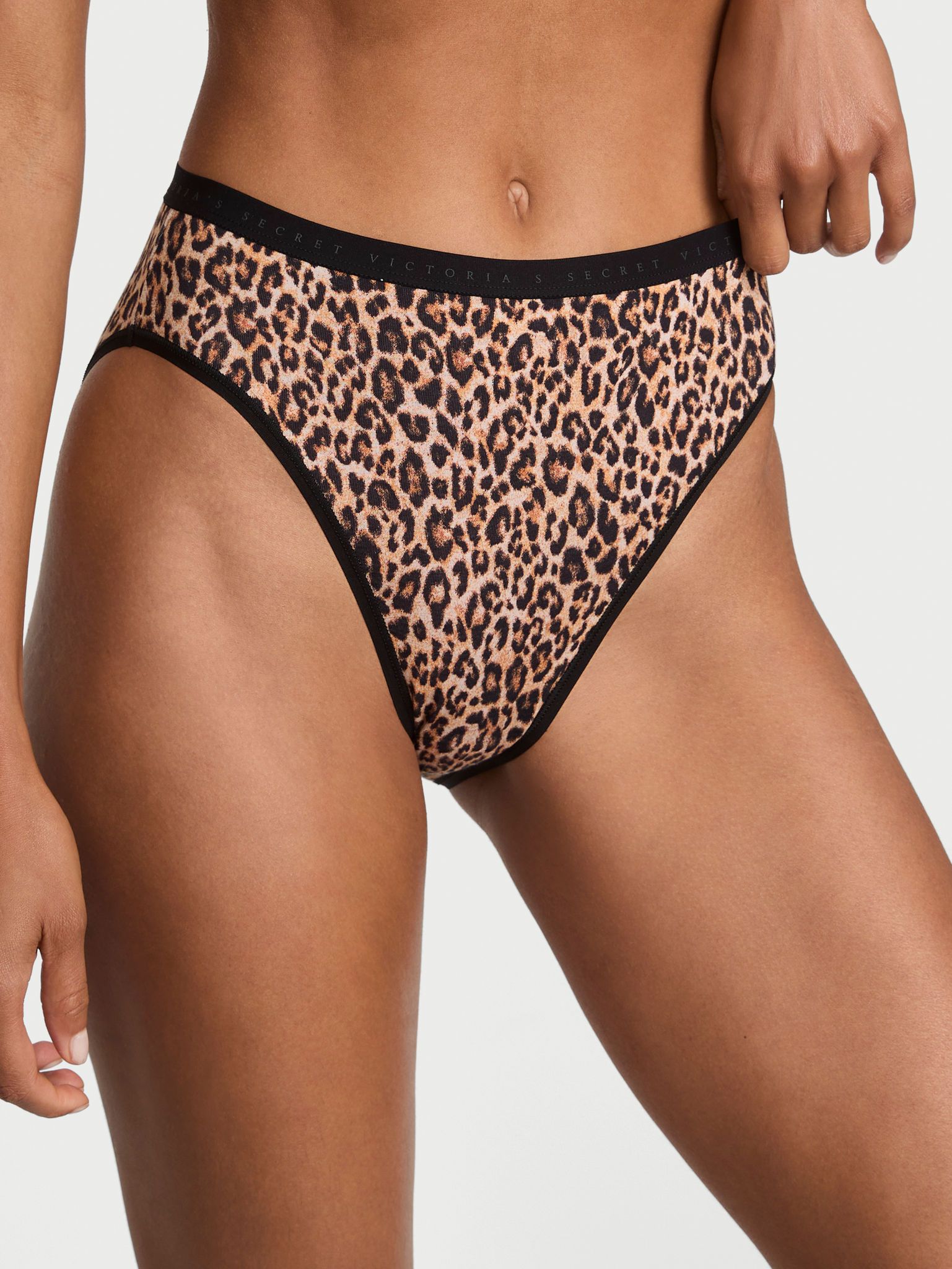 Chiloți din bumbac High-Leg Slip cu picioare înalte. Produsul are un model cu motiv animal și provine din colecția Victoria's Secret.