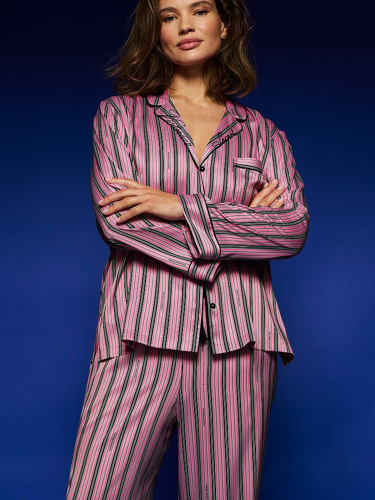 Pijamale din satin semnătură cu mâneci lungi. Produsul are o culoare cu model și provine din colecția Victoria's Secret.