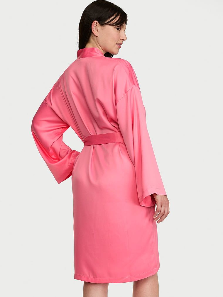 Halatul de baie Midi din satin. Produsul este roz și provine din colecția Victoria's Secret.
