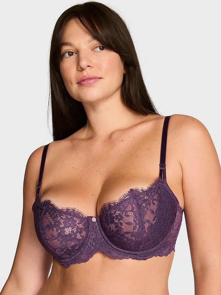 Wicked Lace Balconette Balconette fără sutien cu căptușeală. Produsul este de culoare mov și provine din colecția Dream Angels.
