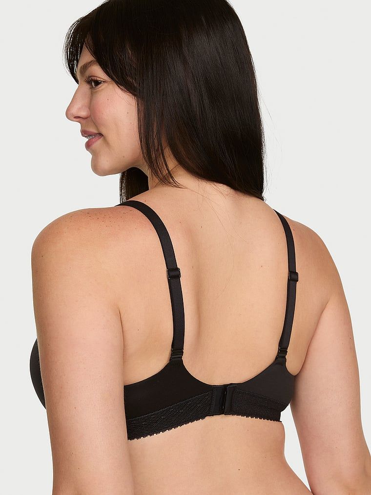Sutiene ușor căptușit, cu cupe bine integrate și inserții din dantelă. Produsul este negru și provine din colecția Body by Victoria.