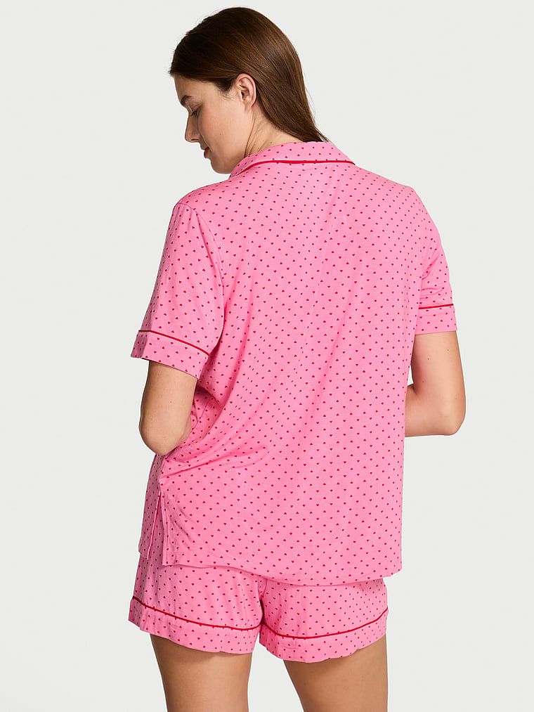 Pijamale modale cu pantaloni scurți. Produsul este modelat și provine din colecția Victoria's Secret.