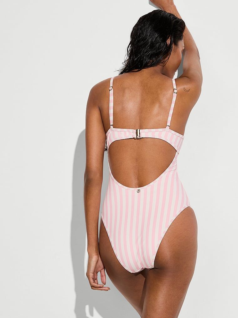 Costum de baie Essential Heritage Stripe Balconette dintr-o singură piesă. Produsul este roz și provine din colecția Victoria's Secret Swim.