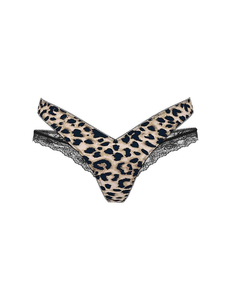 Tanga cu dantelă și decupaje pe laterale. Produsul este modelat și provine din colecția Very Sexy.