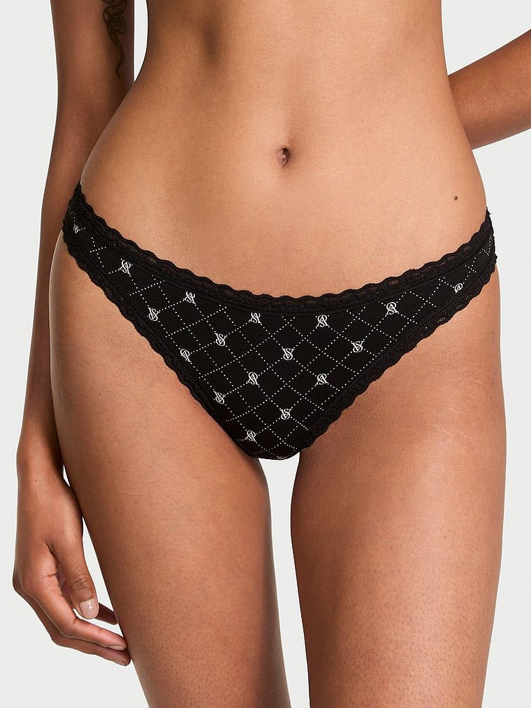 Tanga din bumbac cu dantelă pe marginile din dantelă. Produsul este modelat și provine din colecția Lacie.