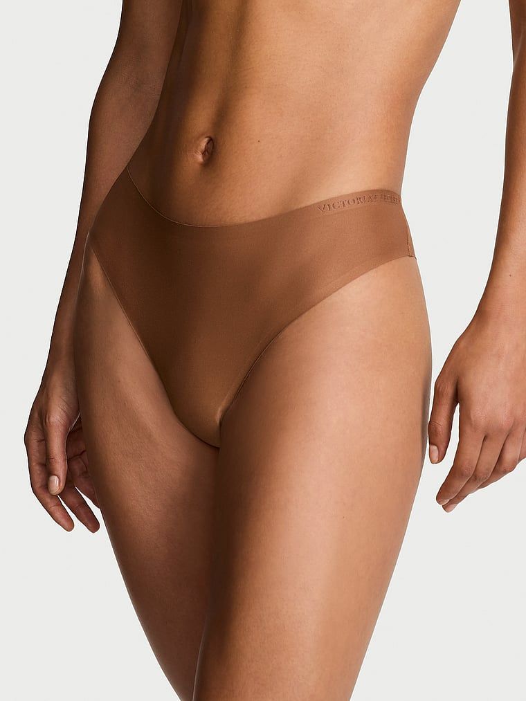 Tanga din microfibră Flex. Produsul este de culoare maro și provine din colecția Body by Victoria.