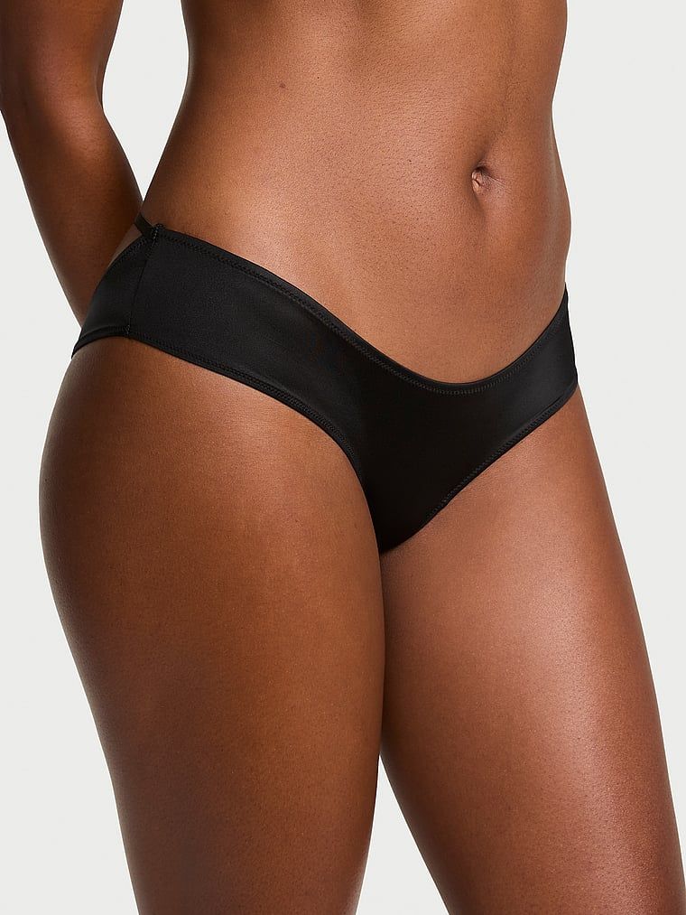 Chiloți obraznici și lucioși monogramați la spate. Produsul este negru și provine din colecția Very Sexy.