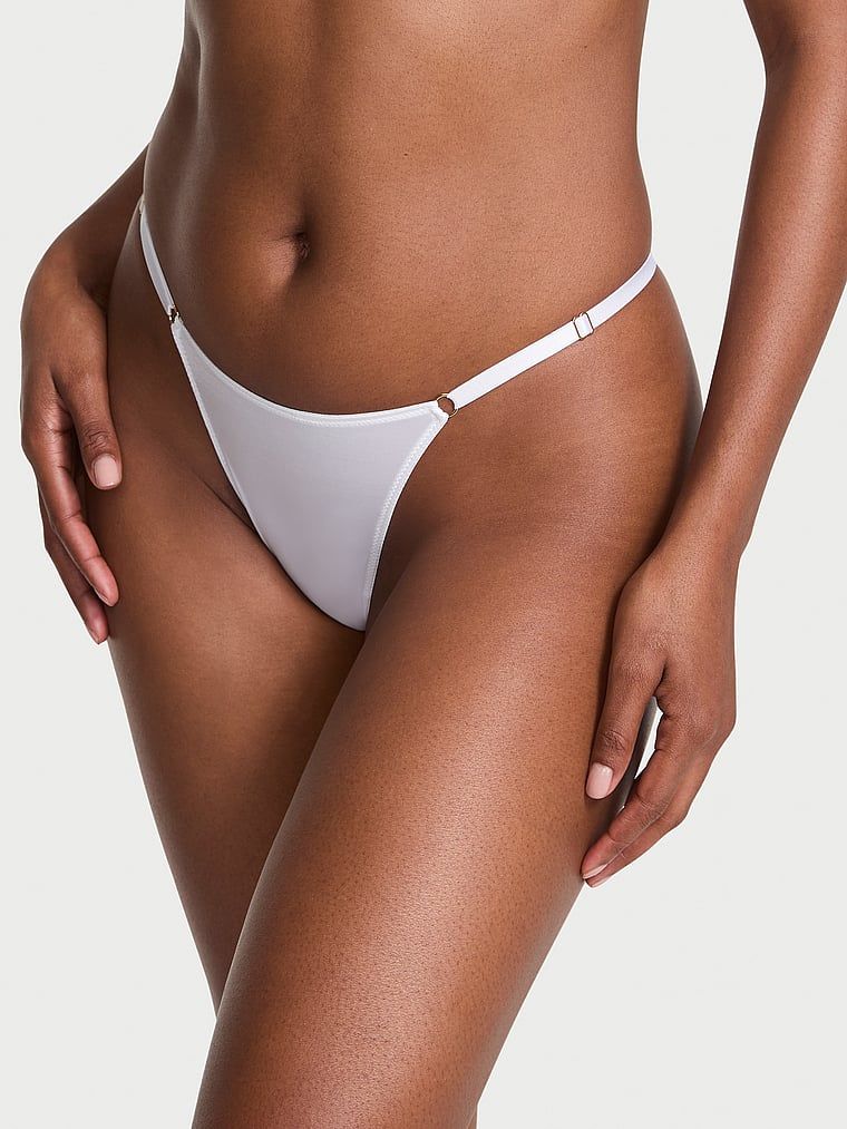 Tanga cu curele Hardware reglabile. Produsul este alb și provine din colecția Body by Victoria.