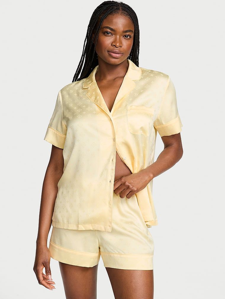 Pijamale de satin cu pantaloni scurți semnătură. Produsul este galben și provine din colecția Victoria's Secret.