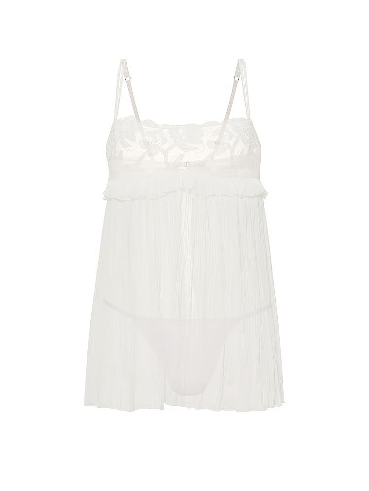 Frou Frou Babydoll și tanga. Produsul este modelat și provine din colecția Dream Angels.