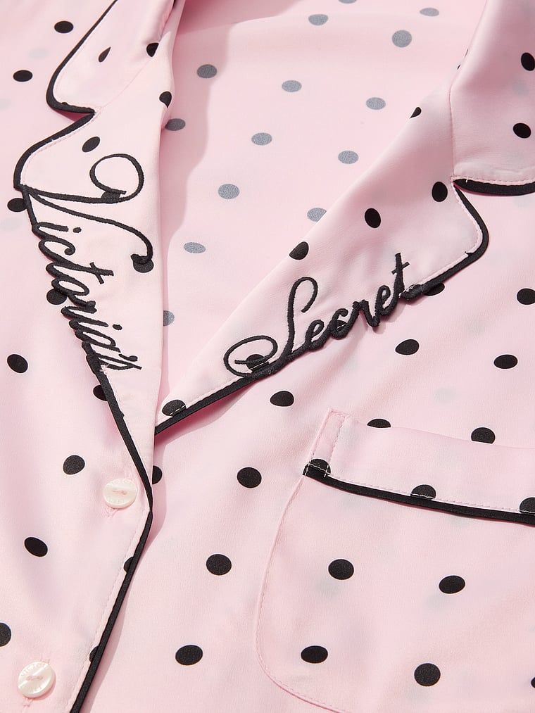 Pijamale semnătură din satin cu mâneci lungi. Produsul are o culoare cu model și provine din colecția Victoria's Secret.