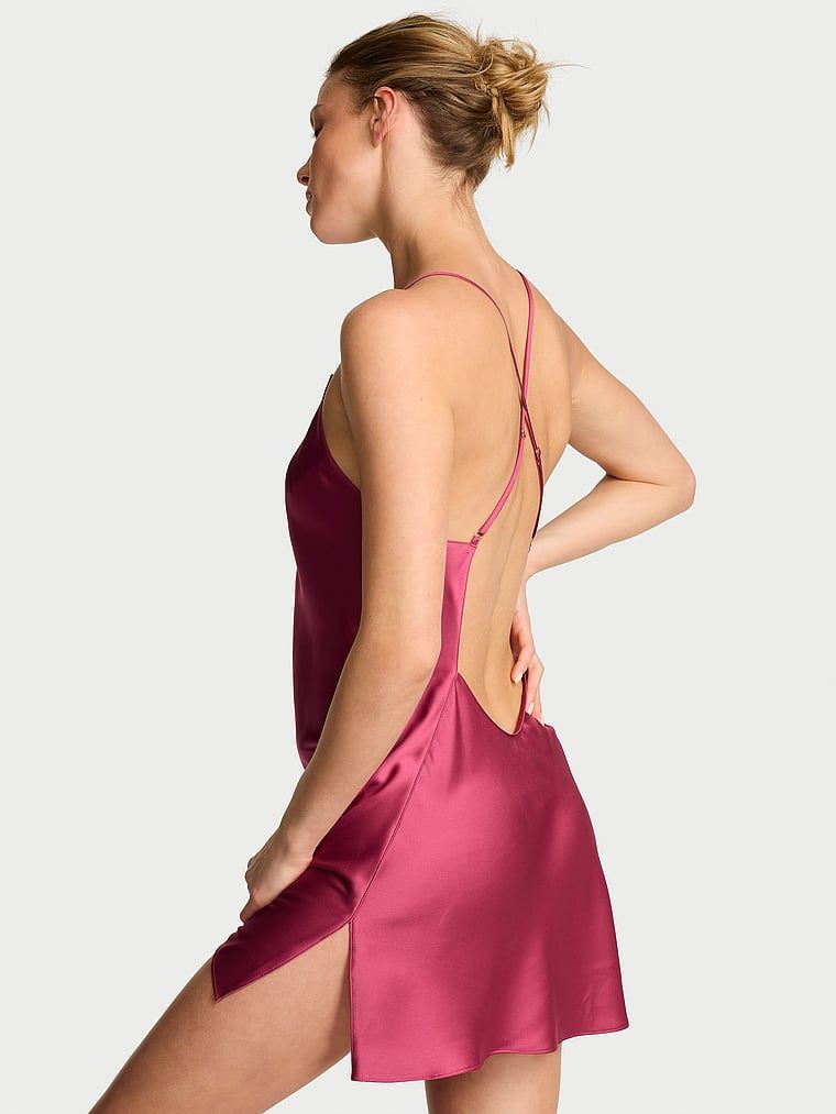 Cămașă de noapte din satin cu bretele subțiri care dezvăluie spatele Open-Back Slip. Produsul este de culoare mov și provine din colecția Victoria's Secret.