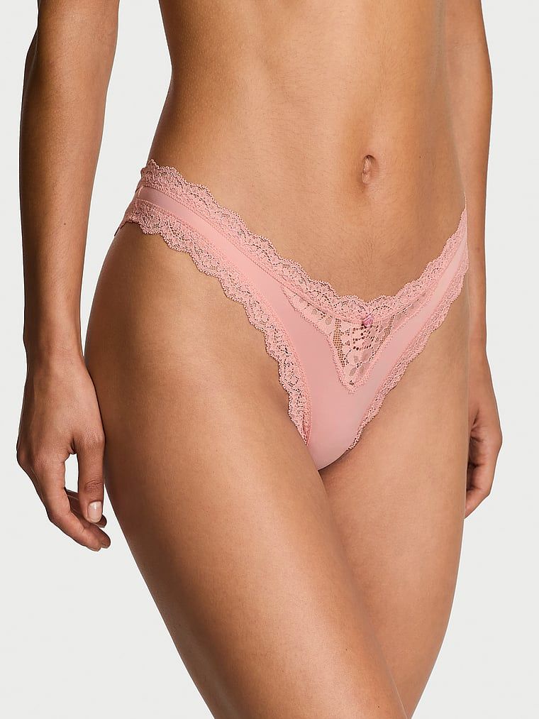Chiloți brazilieni cu dantelă Trim brazilian. Produsul este roz și provine din colecția Body by Victoria.