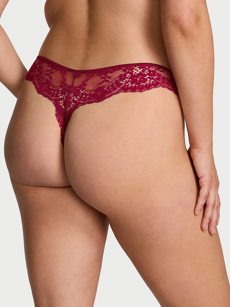 Tanga din dantelă din dantelă. Produsul este roșu și provine din colecția Dream Angels.