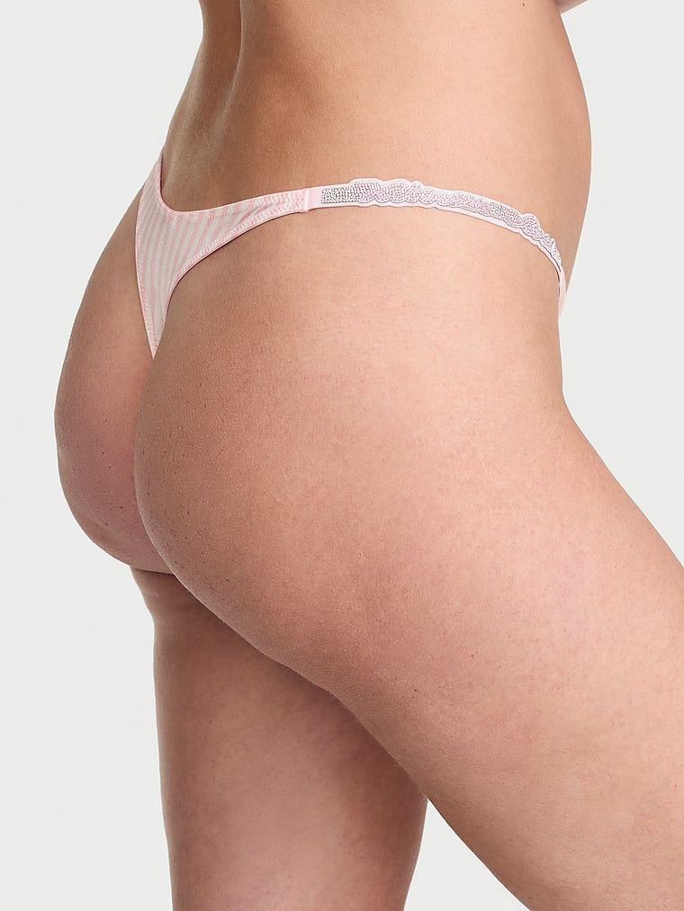 Tanga cu bretele Script Shine lucioase. Produsul are o culoare cu model și provine din colecția Very Sexy.